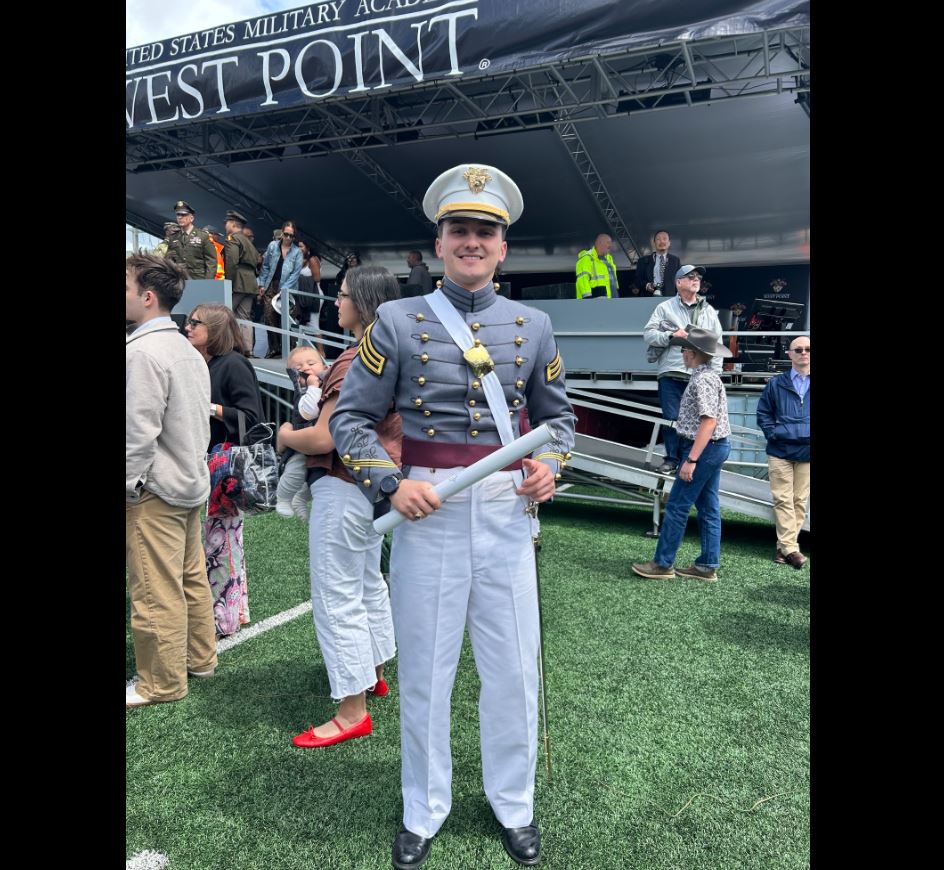 Kadeti nga Kosova diplomon në Akademinë Ushtarake West Point të ShBA-së Kadeti nga Kosova diplomon në Akademinë Ushtarake West Point të ShBA-së