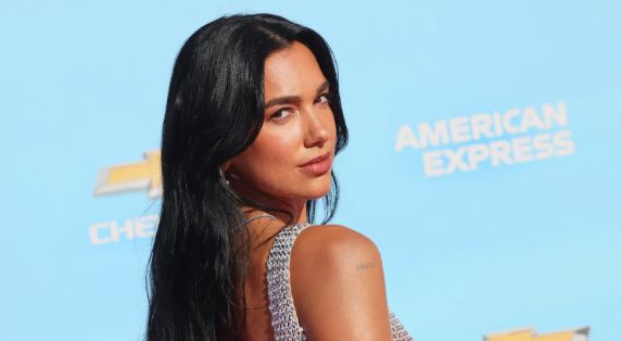 Dua Lipa dhe Elton John në listën e këngëtarëve që duan mbrojtje nga inteligjenca artificiale Dua Lipa dhe Elton John në listën e këngëtarëve që duan mbrojtje nga inteligjenca artificiale