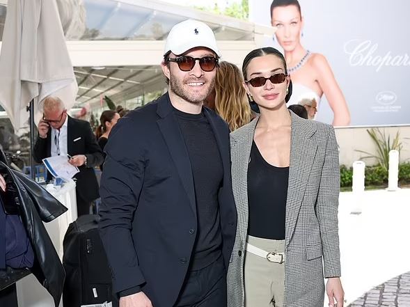 Ed Westwick më se i lumtur pranë gruas së tij Ed Westwick më se i lumtur pranë gruas së tij