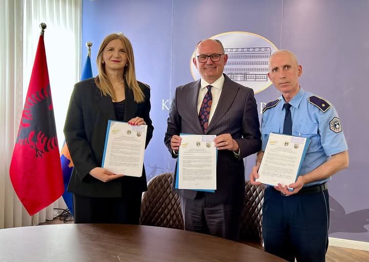 Lidhet marrëveshje tripalëshe, gjobat e trafikut shpërndahen përmes postës Lidhet marrëveshje tripalëshe, gjobat e trafikut shpërndahen përmes postës