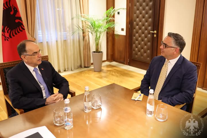 Presidenti i Shqipërisë pret në takim Besnik Tahirin Presidenti i Shqipërisë pret në takim Besnik Tahirin