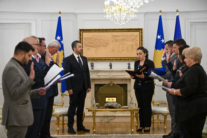 Anëtarët e rinj të KQZ-së betohen para presidentes Osmani Anëtarët e rinj të KQZ-së betohen para presidentes Osmani