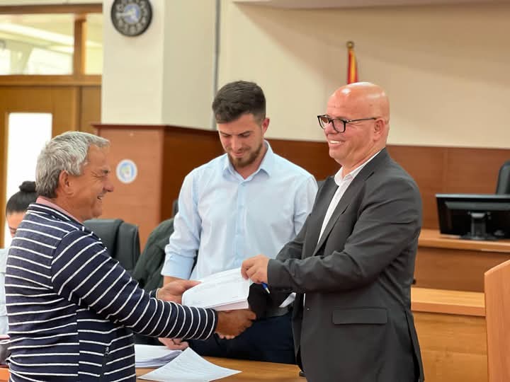 Rahovec, nënshkruhen kontratat me 31 fermerë përfitues të serrave Rahovec, nënshkruhen kontratat me 31 fermerë përfitues të serrave