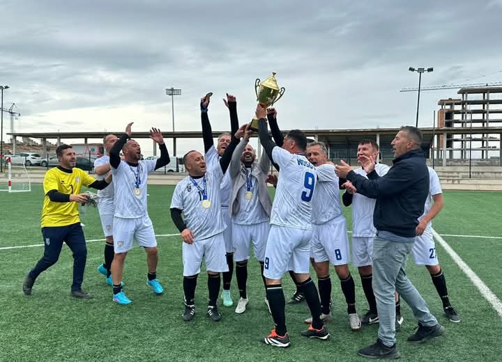 Veteranët e FFK-së fitojnë turneun e organizuar nga Ambasada gjermane “Futbolli na bashkon” Veteranët e FFK-së fitojnë turneun e organizuar nga Ambasada gjermane “Futbolli na bashkon”