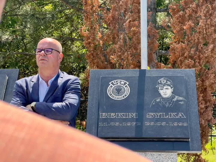 Kryetari Latifi në Hamoc nderon kujtimin për ata që dhanë jetën e tyre për lirinë e Kosovës Kryetari Latifi në Hamoc nderon kujtimin për ata që dhanë jetën e tyre për lirinë e Kosovës