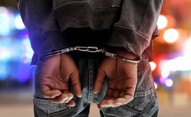Vodhi rreth 5 000 euro, arrestohet i dyshuari Vodhi rreth 5 000 euro, arrestohet i dyshuari