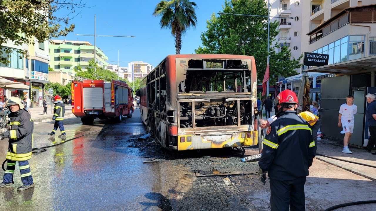 Panik në Durrës, autobusi merr flakë ndërkohë që pasagjerët ishin brenda Panik në Durrës, autobusi merr flakë ndërkohë që pasagjerët ishin brenda