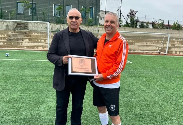 “Futbolli na bashkon” / Presidenti Ademi i ndan mirënjohje të veçantë ambasadorit gjerman, Rohde “Futbolli na bashkon” / Presidenti Ademi i ndan mirënjohje të veçantë ambasadorit gjerman, Rohde