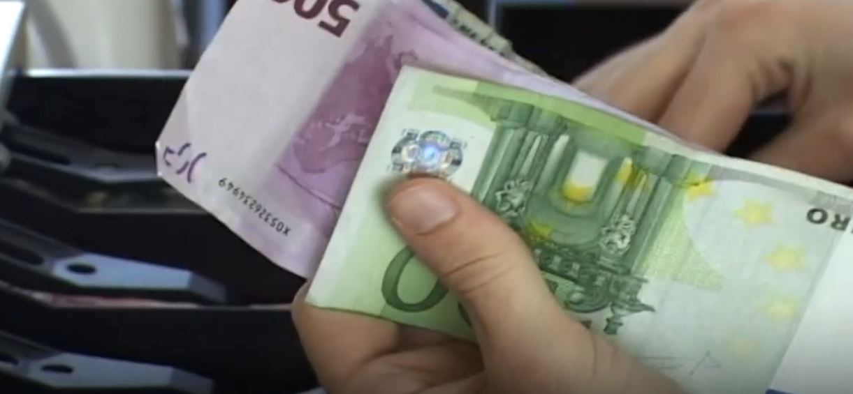 Një qytetar në Skenderaj gjen para në rrugë, policia në kërkim të pronarit të tyre Një qytetar në Skenderaj gjen para në rrugë, policia në kërkim të pronarit të tyre