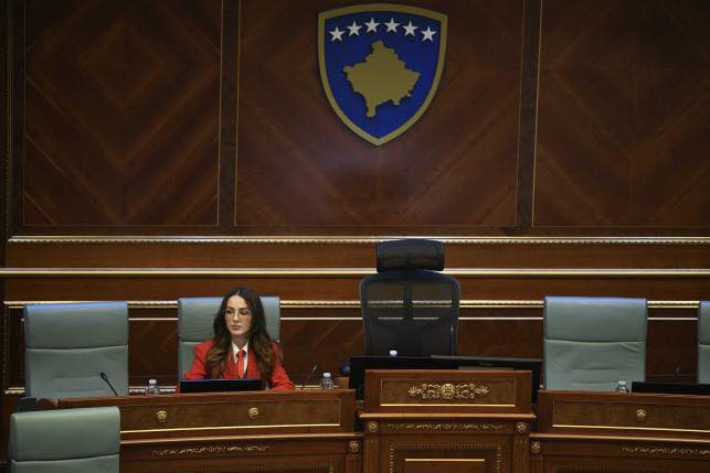 Sala Jashari e frustruar me dështimet e seancave konstituive të Kuvendit Sala Jashari e frustruar me dështimet e seancave konstituive të Kuvendit