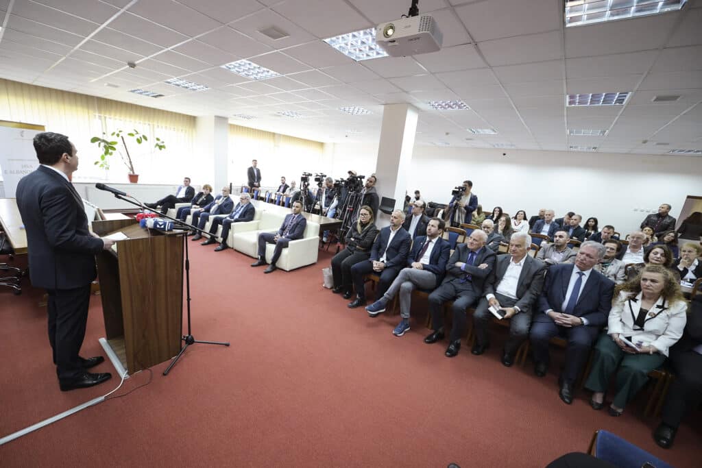 Kurti merr pjesë në hapjen e punimeve të konferencës shkencore “Java e Albanologjisë” Kurti merr pjesë në hapjen e punimeve të konferencës shkencore “Java e Albanologjisë”