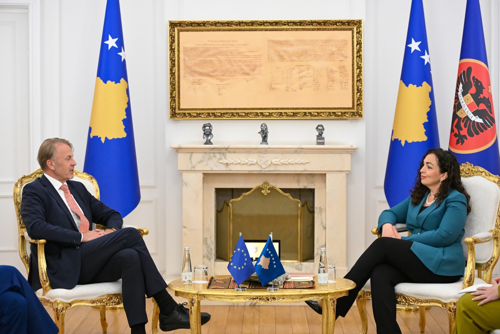 Osmani takon shefin e BE-së në Prishtinë, diskutuan për dy tema Osmani takon shefin e BE-së në Prishtinë, diskutuan për dy tema