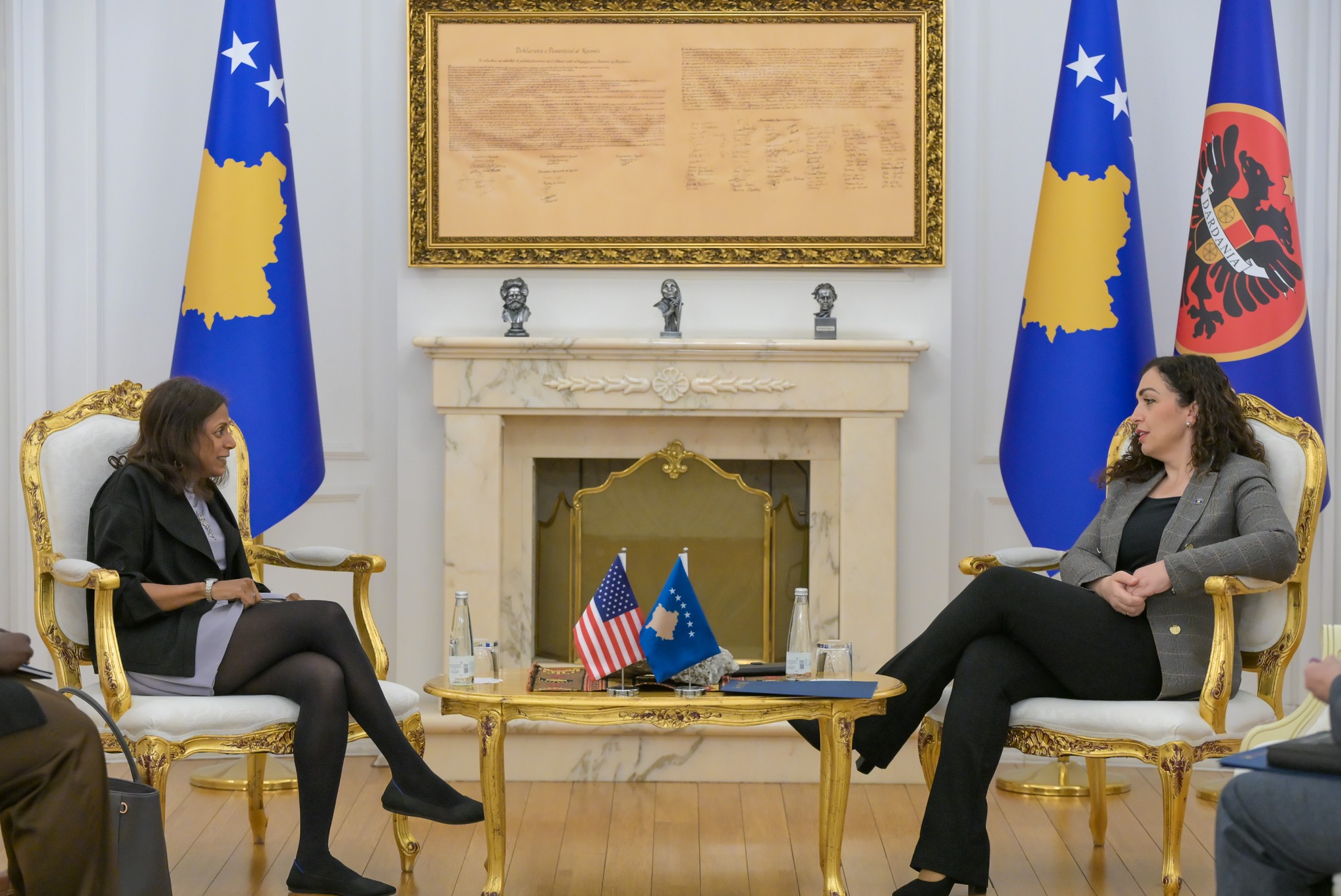 E ngarkuara e Ambasadës së ShBA-së flet me Osmanin për formimin e institucioneve të reja E ngarkuara e Ambasadës së ShBA-së flet me Osmanin për formimin e institucioneve të reja