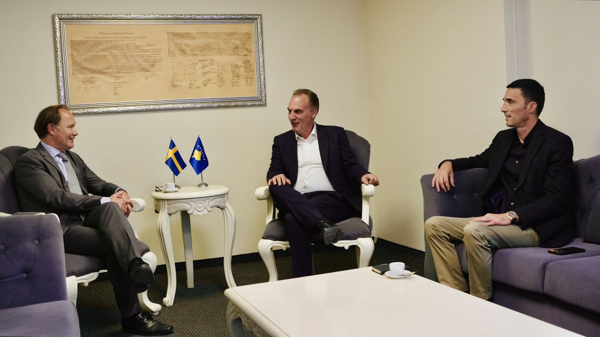 Limaj takon ambasadorin e Suedisë, ky ishte qëllimi i takimit Limaj takon ambasadorin e Suedisë, ky ishte qëllimi i takimit