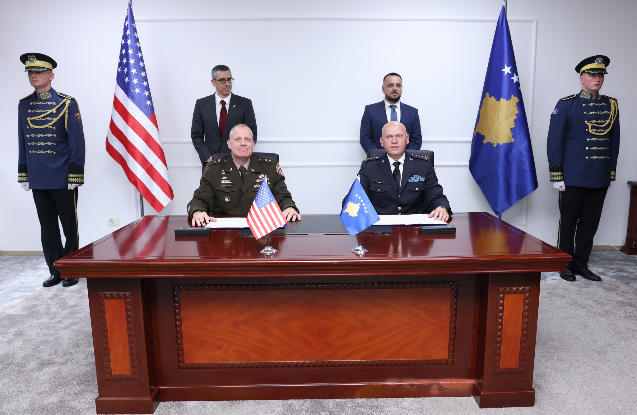Kosova dhe ShBA nënshkruajnë marrëveshje për sigurinë e komunikimit dhe ndërveprueshmëri Kosova dhe ShBA nënshkruajnë marrëveshje për sigurinë e komunikimit dhe ndërveprueshmëri