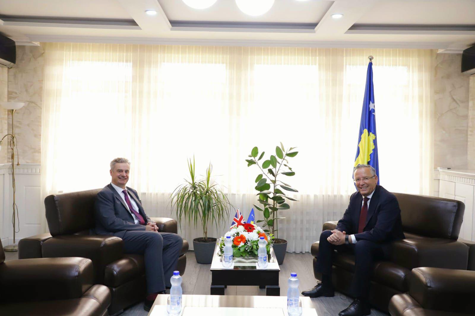 Hamza takon ambasadorin britanik, bisedojnë për nevojën e krijimit të institucioneve të reja Hamza takon ambasadorin britanik, bisedojnë për nevojën e krijimit të institucioneve të reja