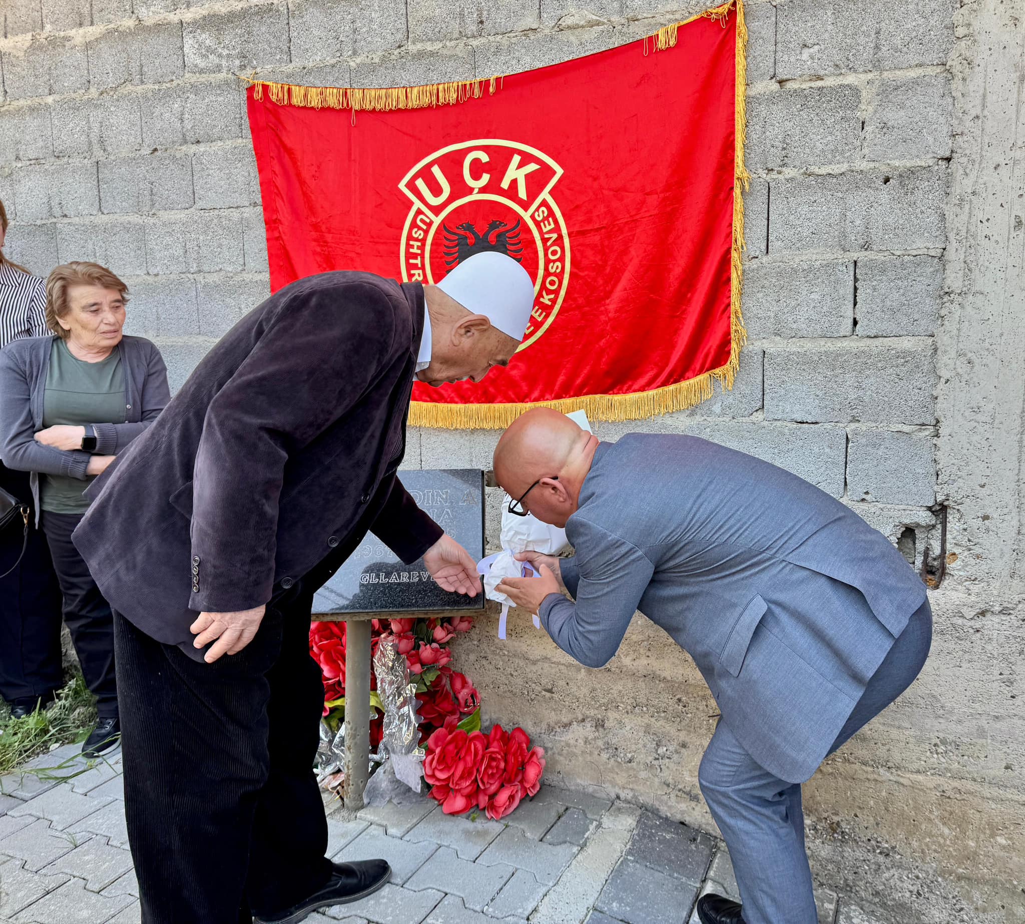 Kryetari Latifi përkujton heroin Mehedin Morina Kryetari Latifi përkujton heroin Mehedin Morina