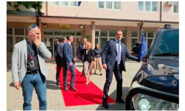 Kallas në veri: E rëndësishme të dëshmojmë vetë se çfarë po ndodh në terren Kallas në veri: E rëndësishme të dëshmojmë vetë se çfarë po ndodh në terren