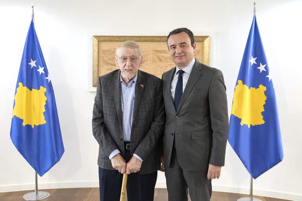 Kurti e pret Walkerin, e falënderon për rolin e tij historik për popullin e Kosovës Kurti e pret Walkerin, e falënderon për rolin e tij historik për popullin e Kosovës