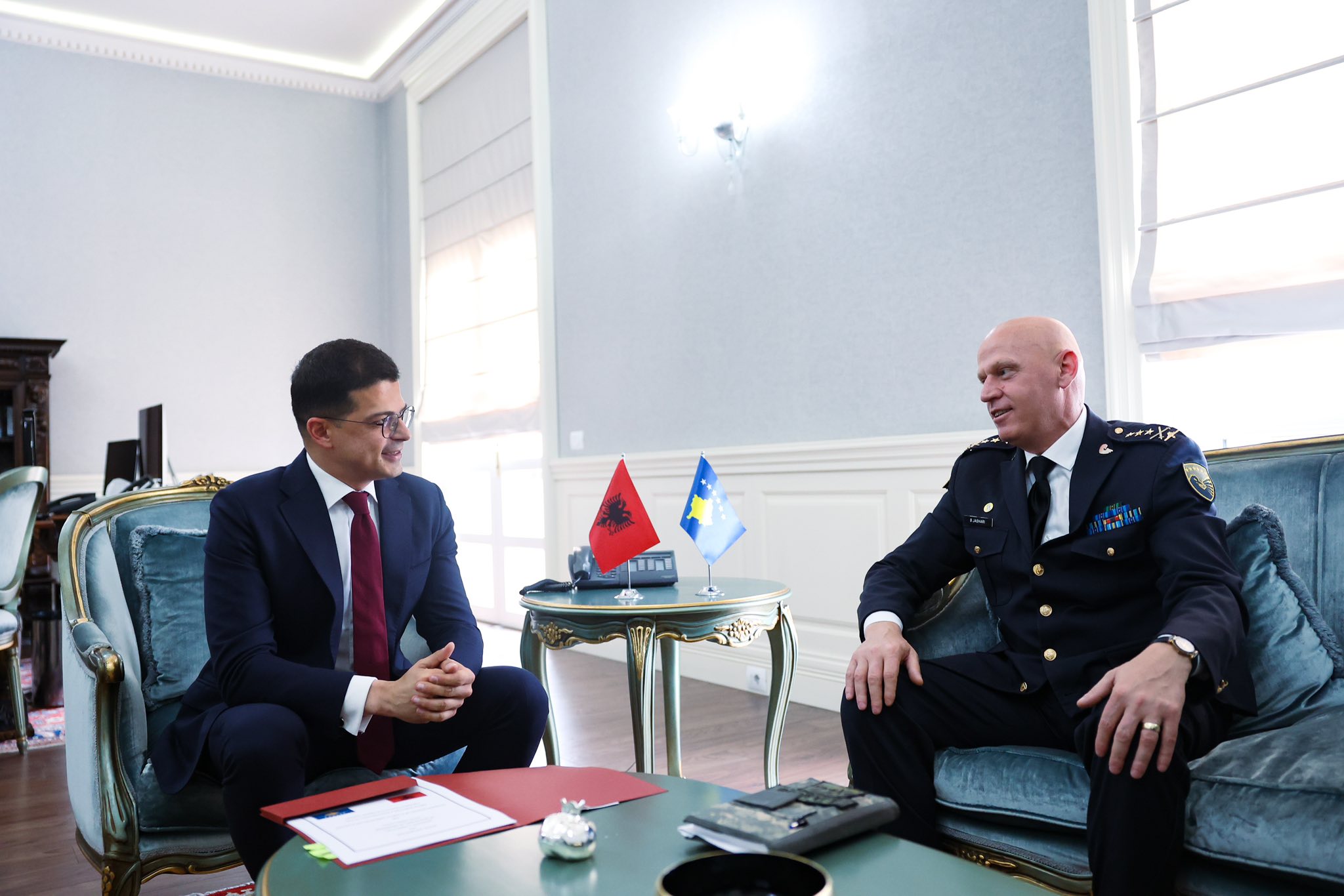 Vengu në takim me Jasharin: Kosovën do ta bëjmë pjesë të plotë të arkitekturës së sigurisë euroatlantike Vengu në takim me Jasharin: Kosovën do ta bëjmë pjesë të plotë të arkitekturës së sigurisë euroatlantike