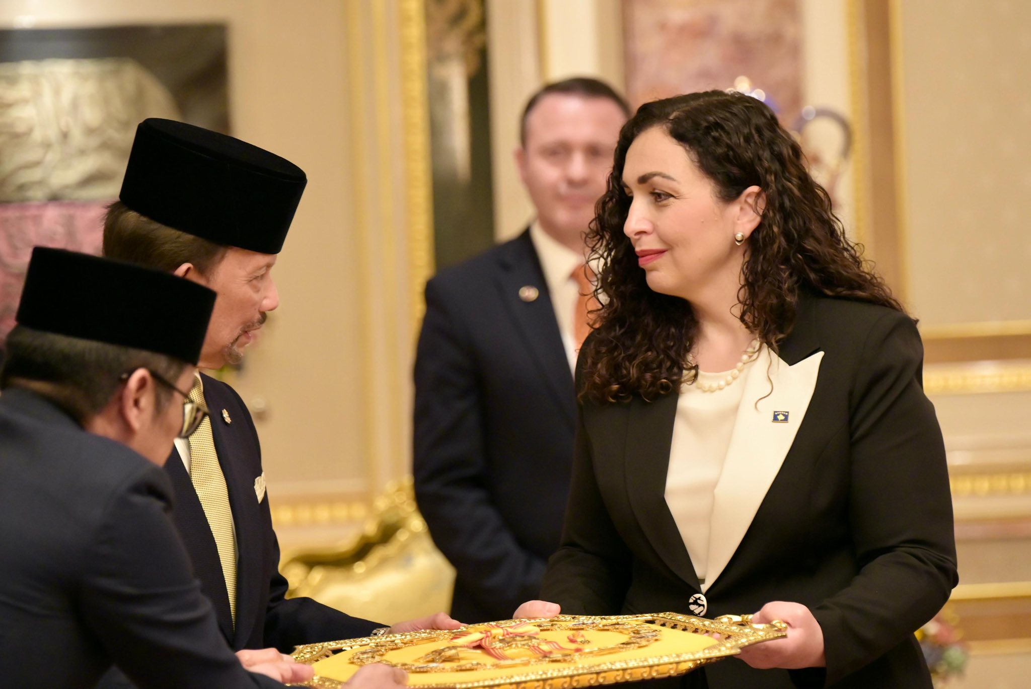 Osmani nderohet me Urdhrin e Familjes Mbretërore “Datin Laila Utama” nga Sulltani i Brunei Darussalam Osmani nderohet me Urdhrin e Familjes Mbretërore “Datin Laila Utama” nga Sulltani i Brunei Darussalam