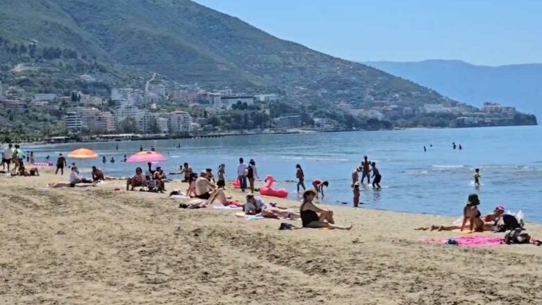 Nis sezoni turistik në plazhet e Shqipërisë, temperaturat e larta sjellin qindra pushues Nis sezoni turistik në plazhet e Shqipërisë, temperaturat e larta sjellin qindra pushues