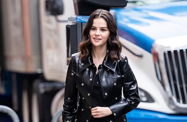 Selena Gomez shfaqet elegante në NYC për xhirimet e serialit kriminal “Only Murders” Selena Gomez shfaqet elegante në NYC për xhirimet e serialit kriminal “Only Murders”