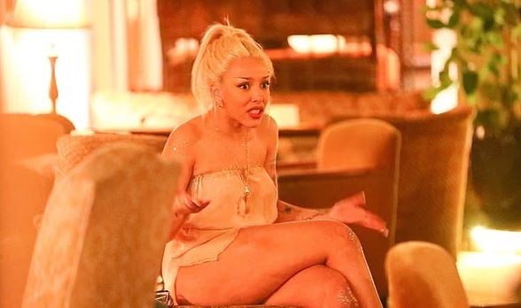 Doja Cat vë në pah linjat e zjarrta trupore Doja Cat vë në pah linjat e zjarrta trupore
