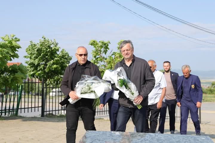 Presidenti i FFK-së së bashku me Champagnen dhe bashkëpunëtorët bën homazhe te varri i Vokrrit Presidenti i FFK-së së bashku me Champagnen dhe bashkëpunëtorët bën homazhe te varri i Vokrrit