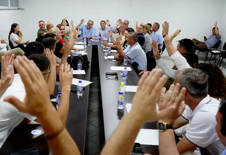 Kryesia e Degës së PDK-së në Prizren përkrah kandidaturën e Totajt për kryetar Kryesia e Degës së PDK-së në Prizren përkrah kandidaturën e Totajt për kryetar