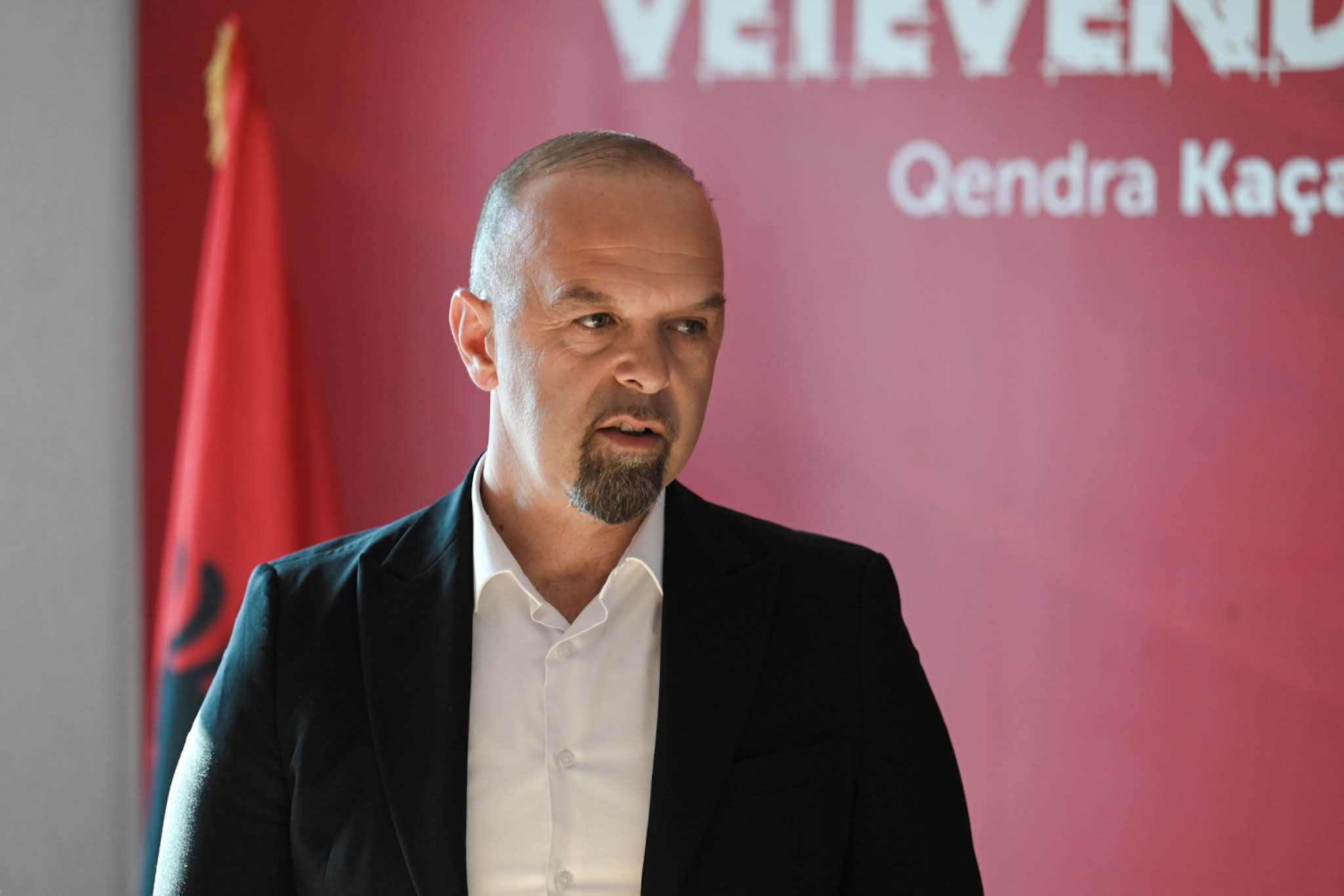 Jeton Raka, kandidat i Vetëvendosjes për kryetar të Kaçanikut Jeton Raka, kandidat i Vetëvendosjes për kryetar të Kaçanikut
