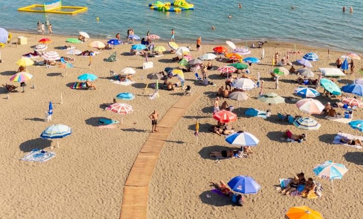 Rama uron fundjavë të mbarë nga plazhi publik i Velipojës Rama uron fundjavë të mbarë nga plazhi publik i Velipojës