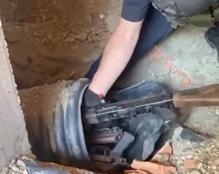 Sveçla thotë se në veri është gjetur “një arsenal armësh”