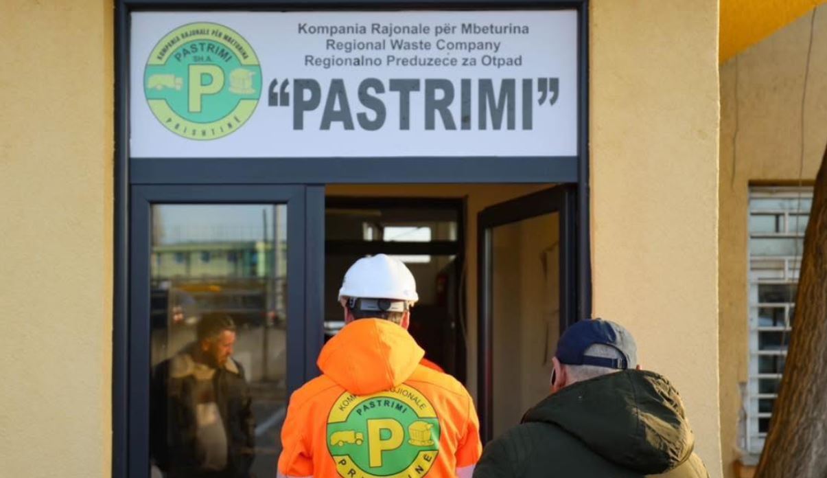 Merren vesh Komuna dhe “Pastrimi” për ndërprerjen e grevës Merren vesh Komuna dhe “Pastrimi” për ndërprerjen e grevës