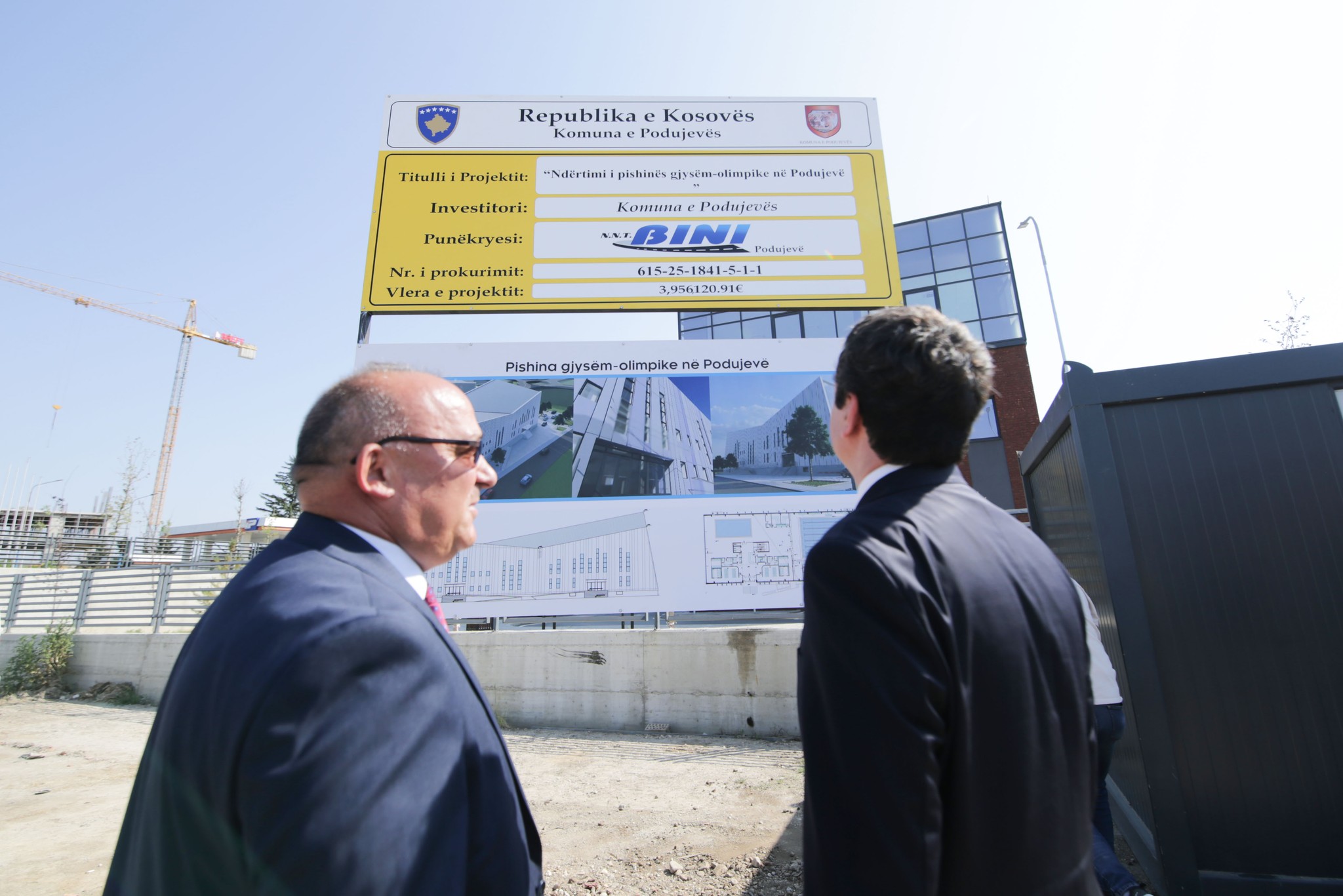 Vendoset gurthemeli i pishinës gjysmëolimpike Vendoset gurthemeli i pishinës gjysmëolimpike