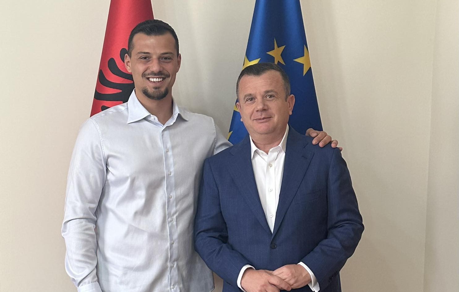 Taulant Balla takon Endritin: Më solli nga Haga p haberin se presidenti Thaçi është i fortë dhe krenar Taulant Balla takon Endritin: Më solli nga Haga p haberin se presidenti Thaçi është i fortë dhe krenar