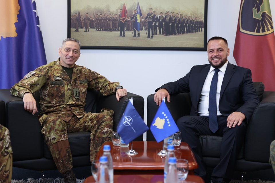 Maqedonci me komandantin e KFOR-it bisedojnë rreth situatës së sigurisë Maqedonci me komandantin e KFOR-it bisedojnë rreth situatës së sigurisë