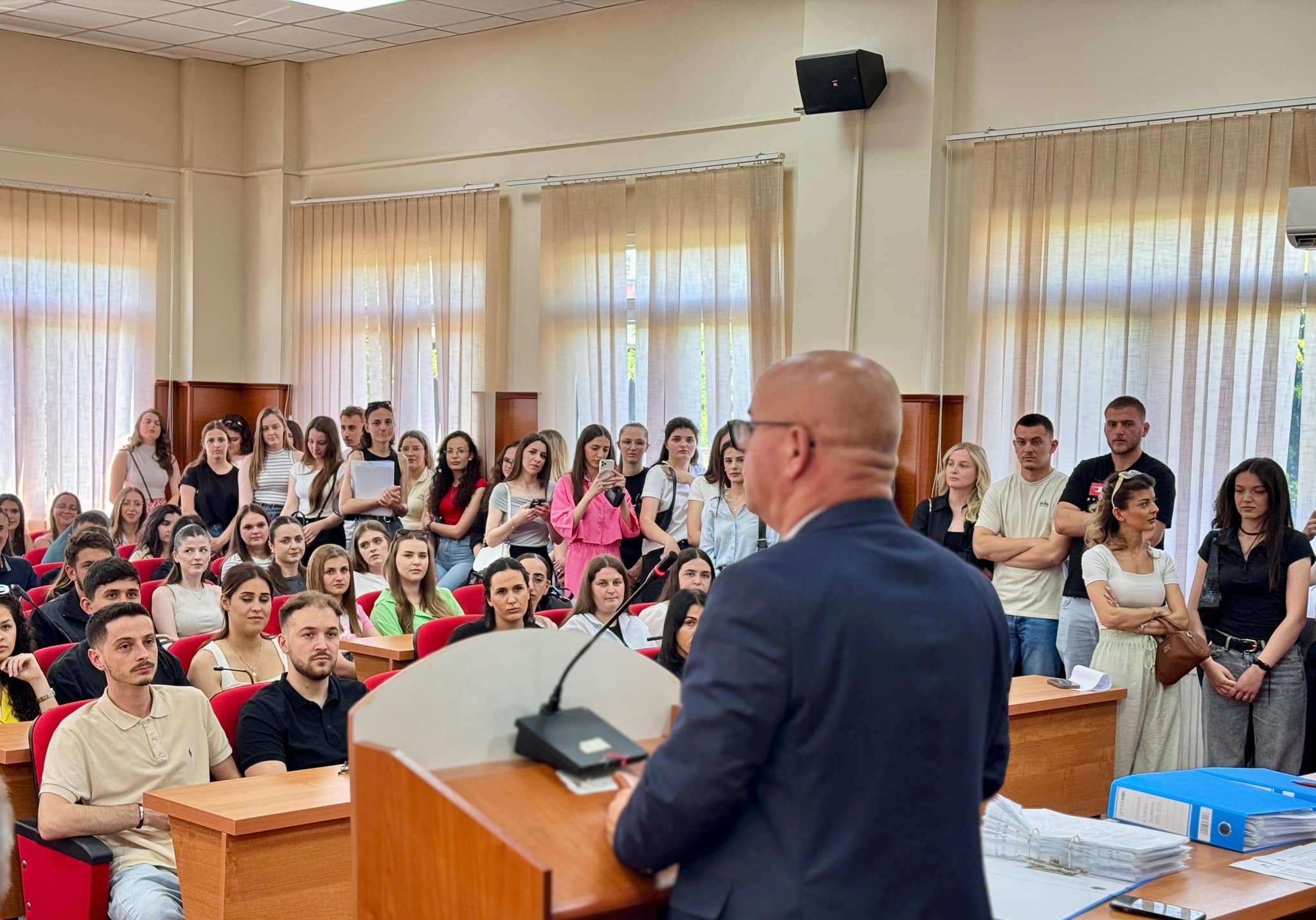 Lajm i mirë nga kryetari Latifi: 203 studentë dhe 50 nxënës përfitues të bursës komunale Lajm i mirë nga kryetari Latifi: 203 studentë dhe 50 nxënës përfitues të bursës komunale